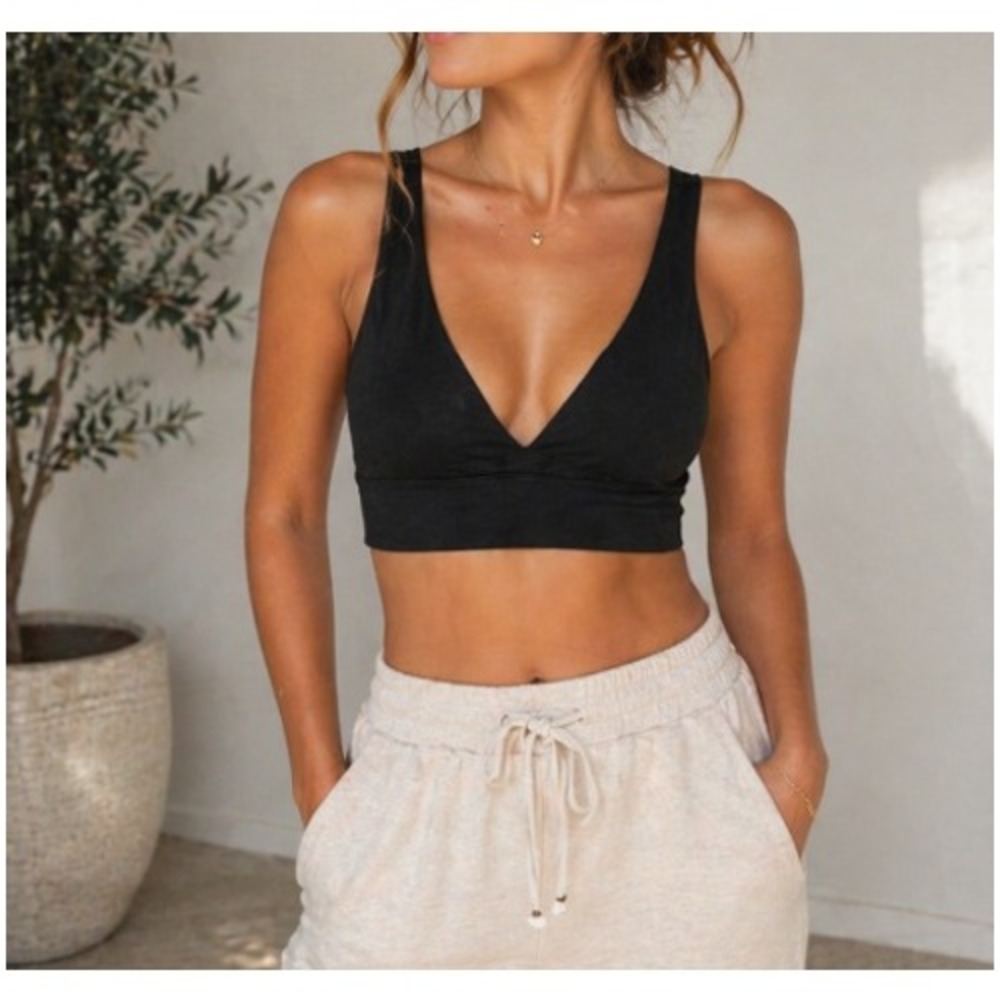 Lululemon Women's Black LightSupport C/D Cup Diamond Align V-Neck Bra Size 2 NWT